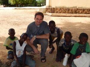 Szczepan avec enfants au Sénégal