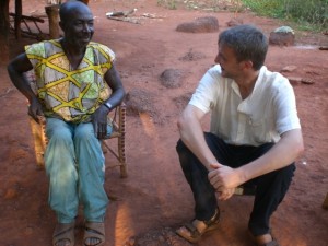 Olaf en discussion avec un vieux au Centrafrique