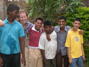 Maryse avec groupe hommes à l'Arche de Chennai