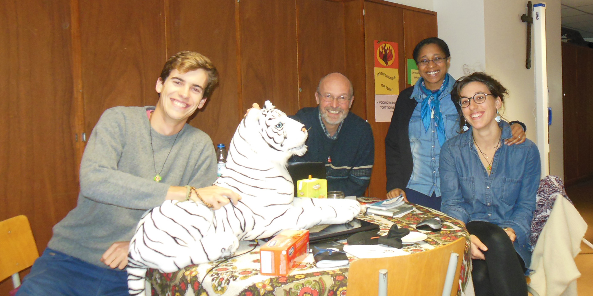 Journée de formation chez les spiritaines : Antoine, un tigre blanc de Sibérie, P. Jean-Pascal, Sœur Sandra, Marie
